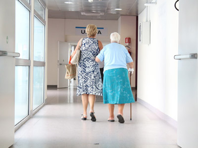 Bild zweier Frauen auf Krankenhausflur