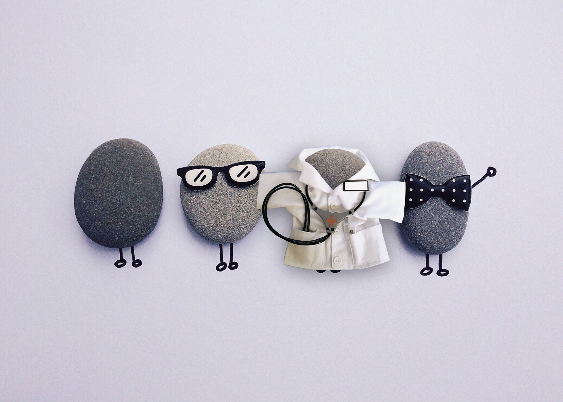 Bild von als Figuren dekorierten Steinen